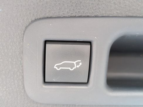 Used 2022 Toyota Highlander XLE FWD image 11