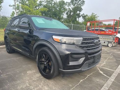 Used 2021 Ford Explorer XLT image 3