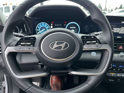 Used 2025 Hyundai Elantra Limited image 31