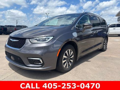 Used 2021 Chrysler Pacifica Touring-L FWD image 18