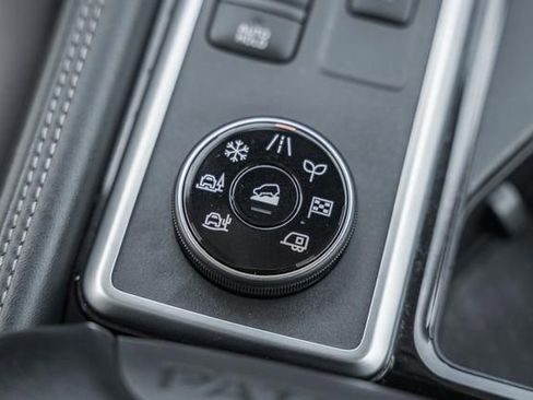 Used 2024 Nissan Pathfinder Platinum w/ Black Appearance Package image 30