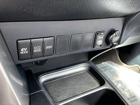 Used 2016 Toyota RAV4 XLE image 34