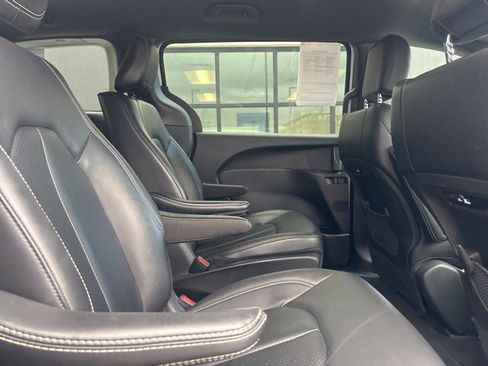 Used 2024 Chrysler Pacifica Select image 14