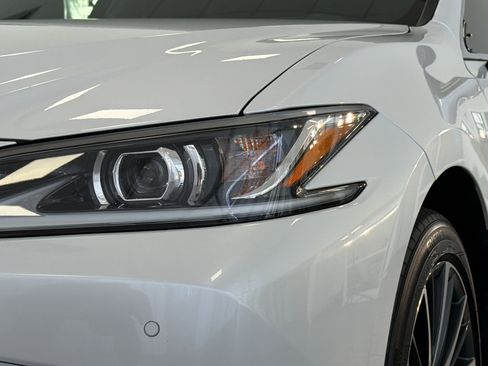 Used 2025 Lexus ES 350 w/ Premium Package FWD image 11