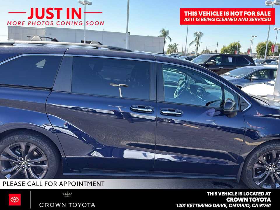 Used 2024 Toyota Sienna XSE w/ XSE Plus Package FWD image 3