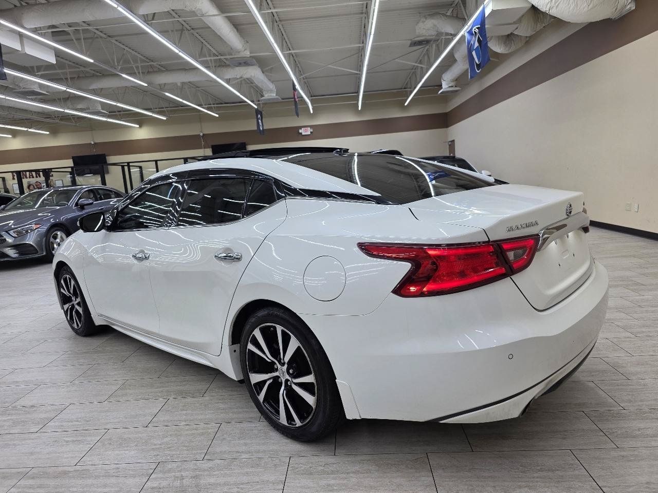 Used 2017 Nissan Maxima Platinum w/ Interior Lighting Package FWD image 8