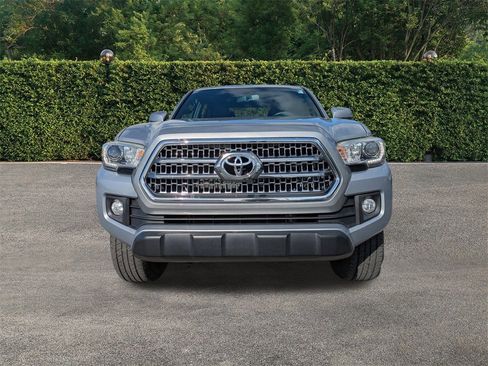 Used 2017 Toyota Tacoma TRD Sport image 8