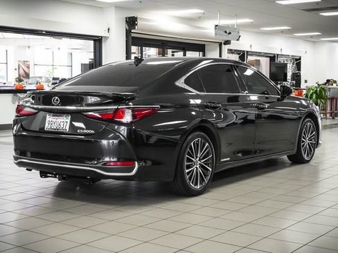 Certified 2022 Lexus ES 300h w/ Premium Package FWD image 6