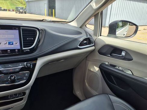 Used 2023 Chrysler Pacifica Touring-L FWD image 23