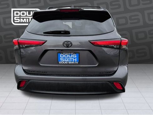 Used 2022 Toyota Highlander XLE image 4