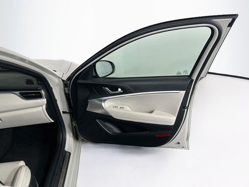 Used 2025 Genesis G70 2.5T RWD image 33