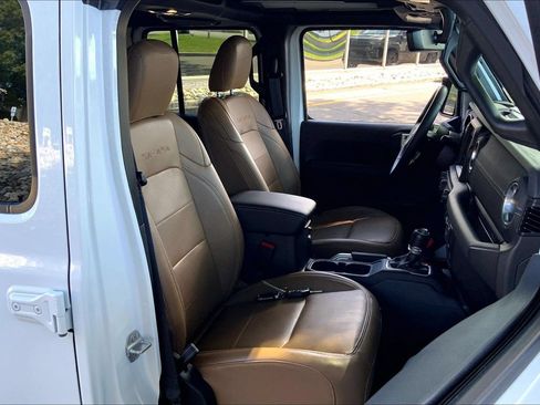 Used 2022 Jeep Wrangler Unlimited Sahara w/ Cold Weather Group AWD/4WD image 6