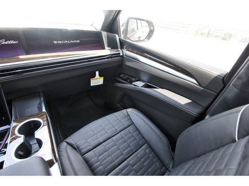 New 2026 Cadillac Escalade Platinum Sport w/ LPO, ONYX Package AWD/4WD image 10
