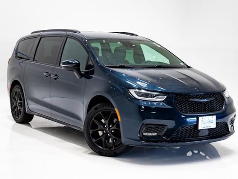 Used 2023 Chrysler Pacifica Touring-L w/ S Appearance Package AWD/4WD image 6