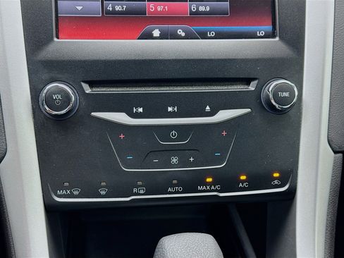 Used 2014 Ford Fusion SE image 12