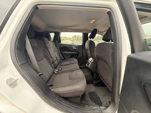 Used 2016 Jeep Cherokee Latitude w/ Comfort/Convenience Group FWD image 8