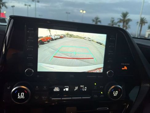 Used 2021 Toyota Highlander XSE FWD image 21