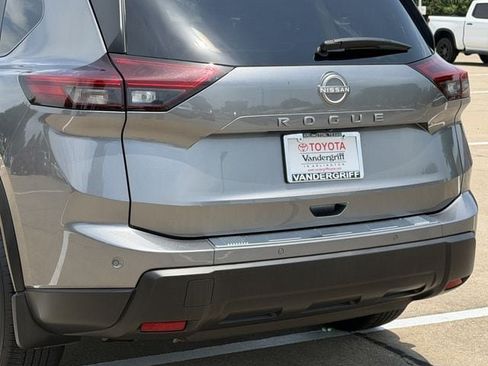 Used 2025 Nissan Rogue SV FWD image 6