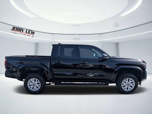 Used 2025 Toyota Tacoma SR AWD/4WD image 2