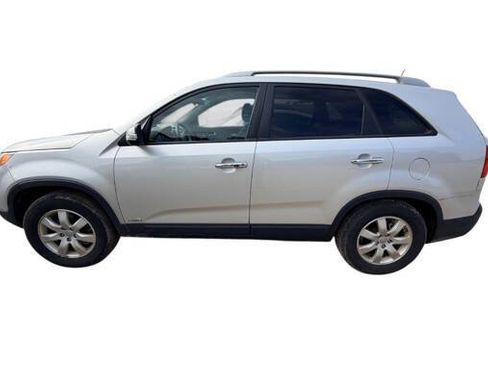 Used 2012 Kia Sorento LX w/ Third Row Pkg AWD/4WD image 2