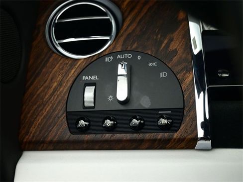 Used 2016 Rolls-Royce Dawn image 24