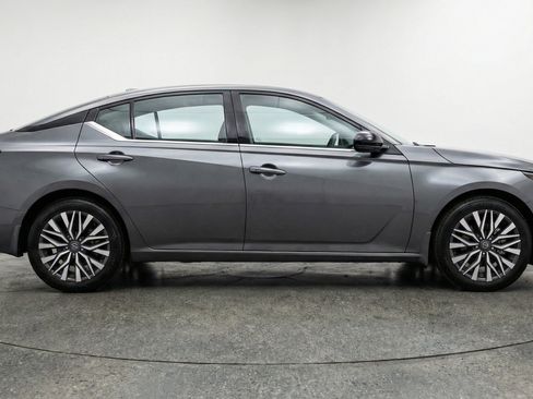 Used 2025 Nissan Altima 2.5 SV FWD image 11