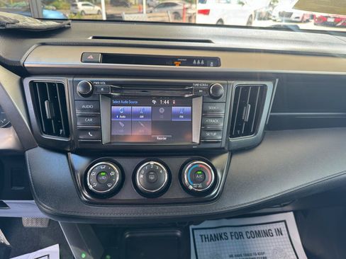Used 2017 Toyota RAV4 LE AWD/4WD image 17