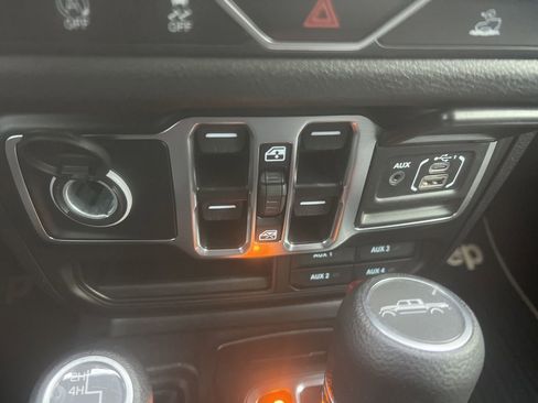 Used 2025 Jeep Gladiator Sport image 29