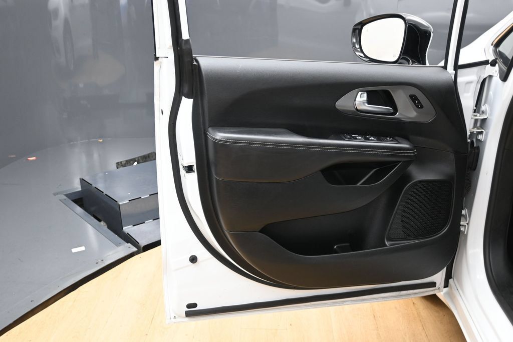 Used 2025 Chrysler Pacifica Select FWD image 30