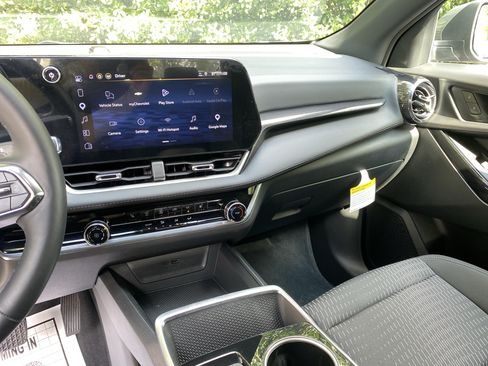 Used 2026 Chevrolet Equinox LT FWD image 24