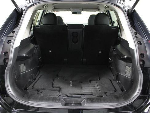 Used 2017 Nissan Rogue SV w/ SV Premium Package image 16