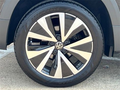 Used 2022 Volkswagen Taos SE w/ Panoramic Sunroof Package image 9