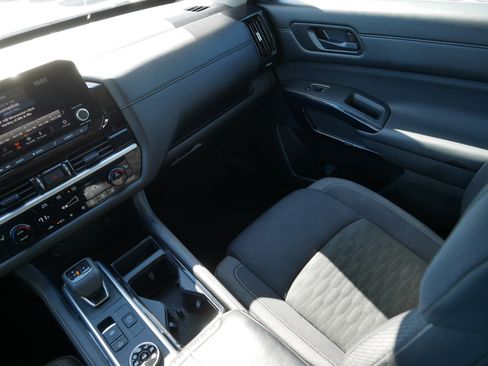 Used 2025 Nissan Pathfinder SV AWD/4WD image 11