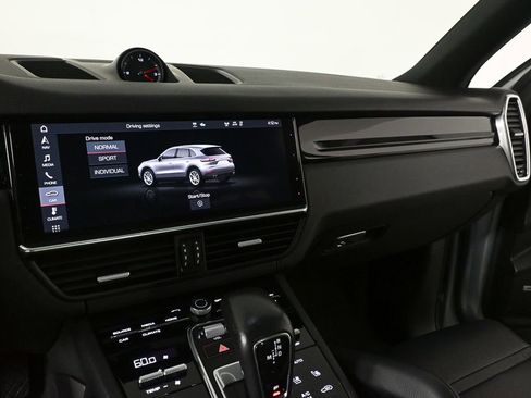 Used 2021 Porsche Cayenne AWD/4WD image 13