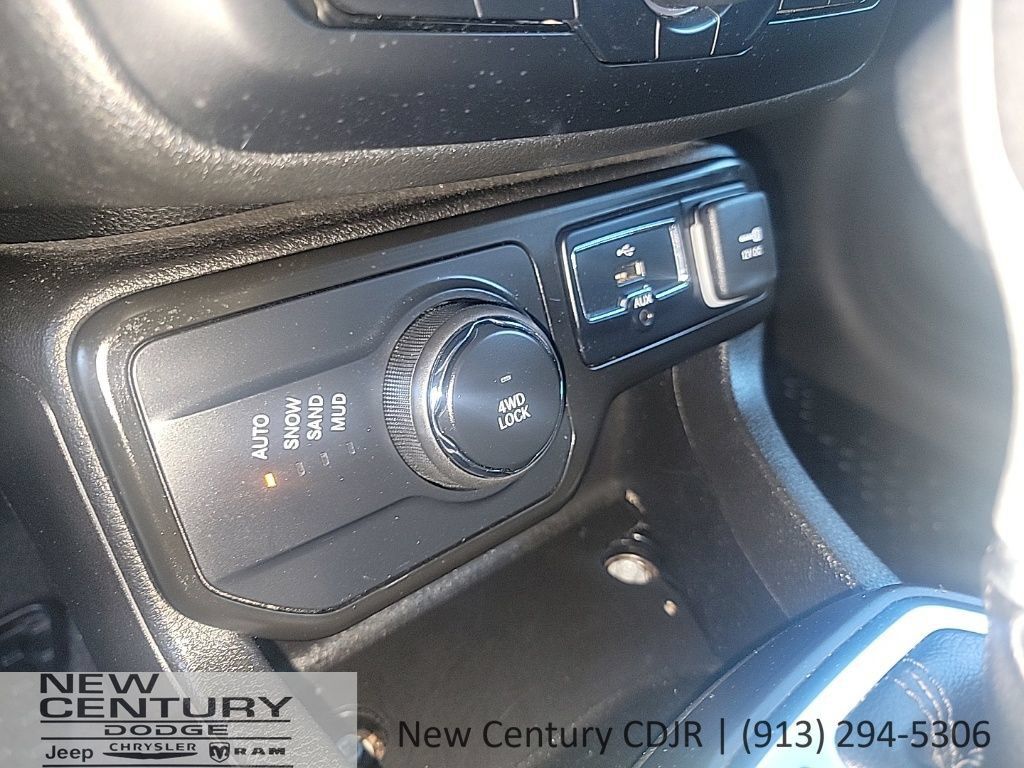 Used 2023 Jeep Renegade Latitude AWD/4WD image 9