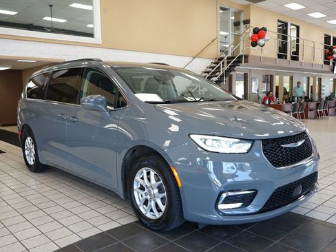 Used 2022 Chrysler Pacifica Touring-L FWD image 19