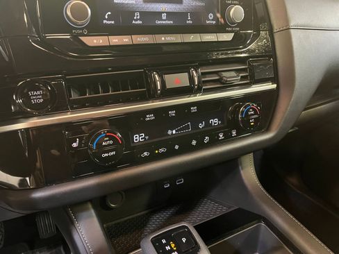 Used 2025 Nissan Pathfinder SV image 18