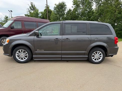 Used 2019 Dodge Grand Caravan SXT FWD image 2