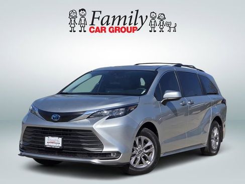 Used 2025 Toyota Sienna XLE FWD image 1