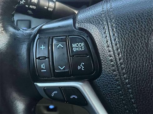 Used 2019 Toyota Highlander SE image 25