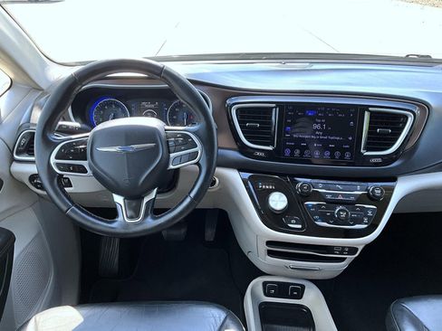 Used 2017 Chrysler Pacifica Touring-L FWD image 12