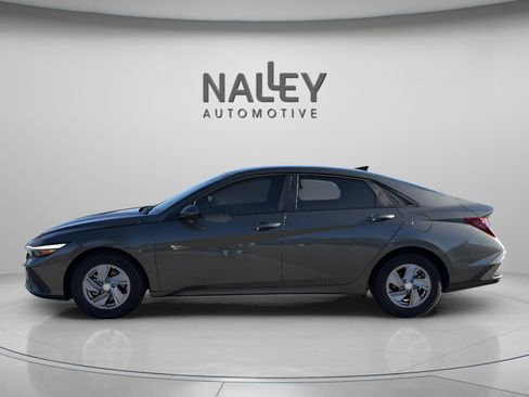 Used 2025 Hyundai Elantra SE image 2