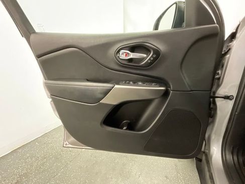 Used 2022 Jeep Cherokee Limited AWD/4WD image 9