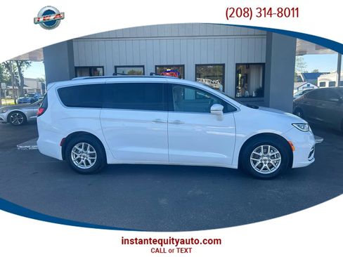 Used 2021 Chrysler Pacifica Touring-L image 1