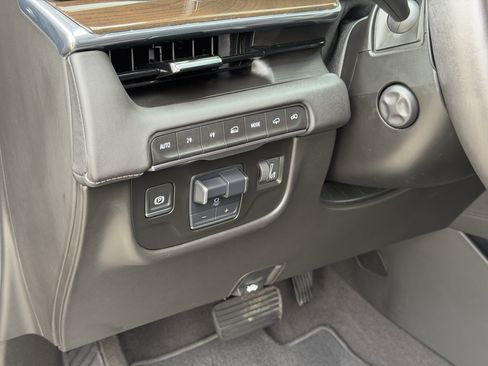 Used 2024 Cadillac Escalade Premium Luxury Platinum AWD/4WD image 18