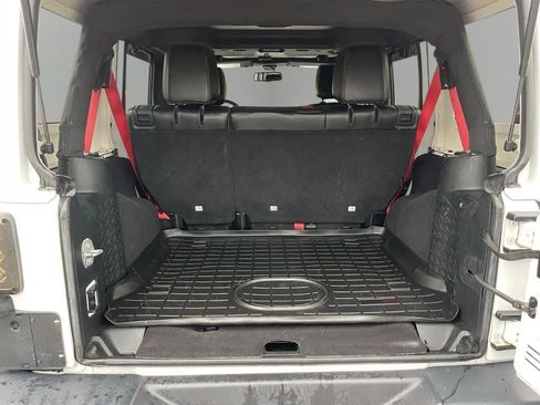 Used 2017 Jeep Wrangler Unlimited Rubicon AWD/4WD image 8