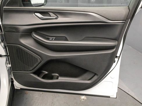 Used 2023 Jeep Grand Cherokee Laredo X image 42