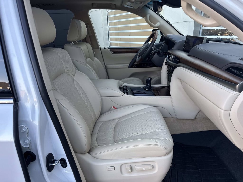 Used 2021 Lexus LX 570 4WD w/ Luxury Package image 8