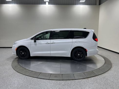 Used 2025 Chrysler Pacifica Select FWD image 10