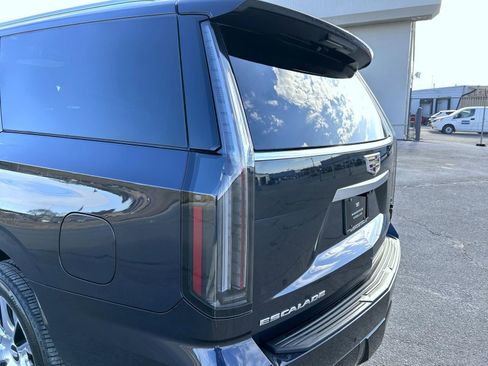 Certified 2025 Cadillac Escalade ESV Premium Luxury Platinum image 11